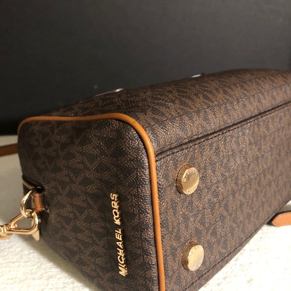 🎊 Michael Kors Signature Crossbody Bag 🎊 - Picture 7 of 11